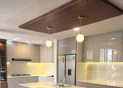 Cocina con isla y plafón de listones de madera