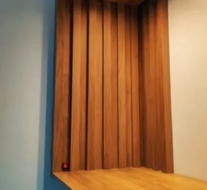 Lambrín de madera con iluminación